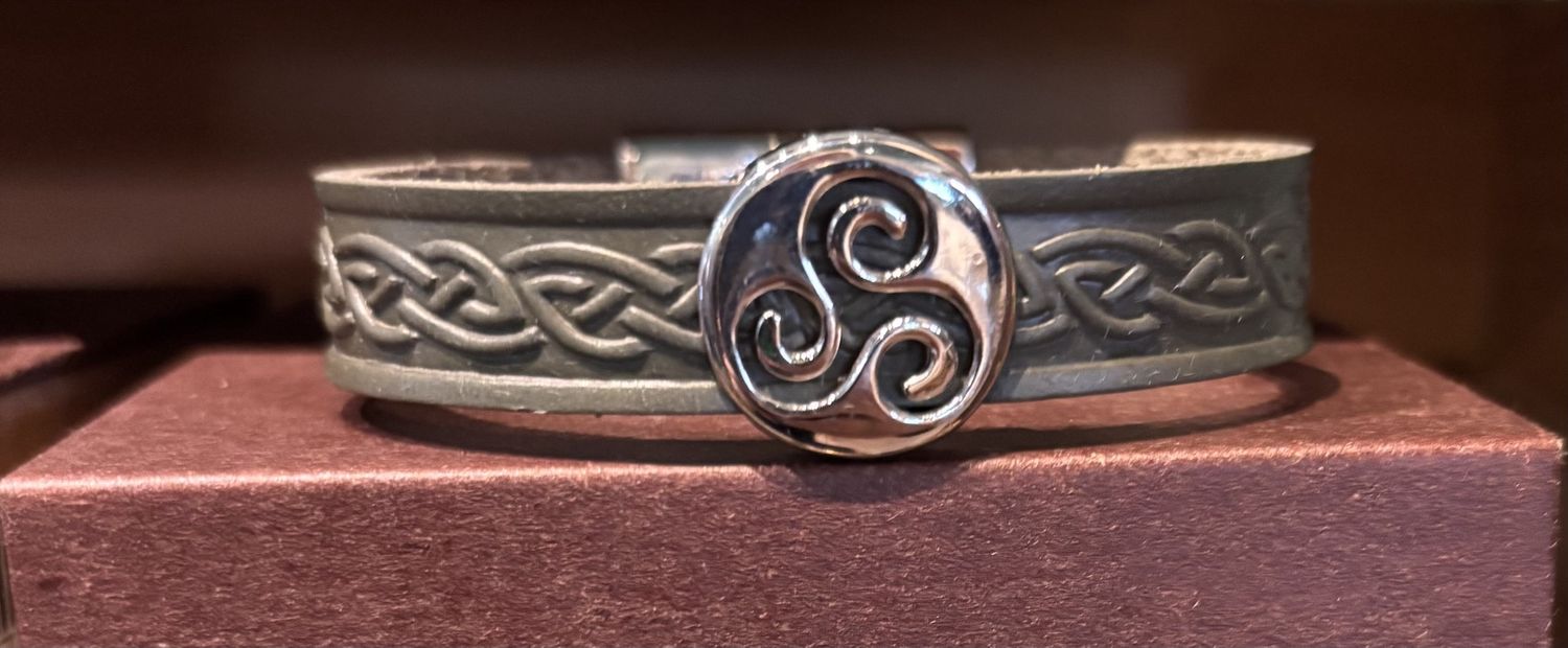 Triskle Leather Cuff - Green