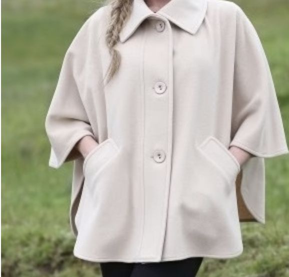 Short Cape with Pockets (Angorra Wool) - White