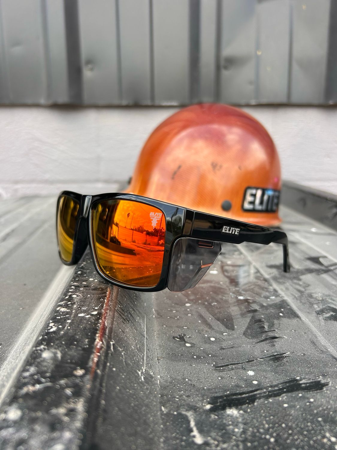 DELTA BLACK FRAME RED