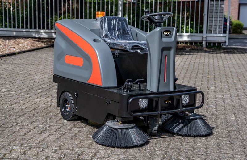 BFM S1380 Aufsitz-Kehrmaschine – mehr Kehrbreite, mehr Leistung, mehr Komfort