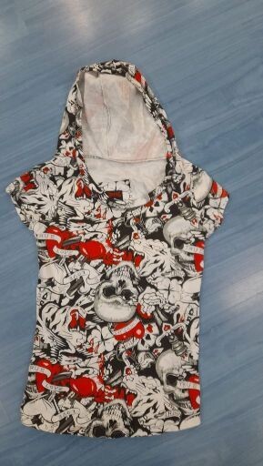 CAMISETA ROCK CALAVERAS Y ROSAS