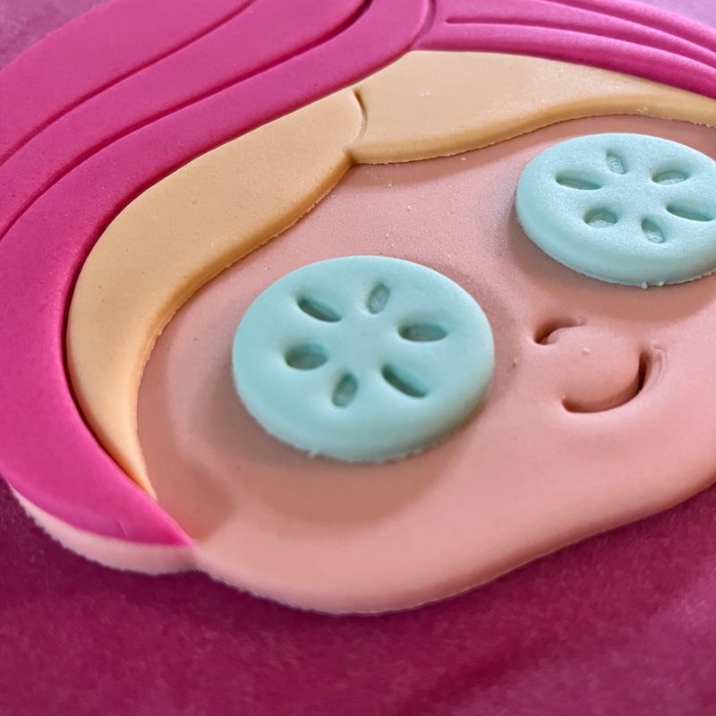 EDiBLe SPa PaMPeR FaCe with CuCuMBeR and ToWeL