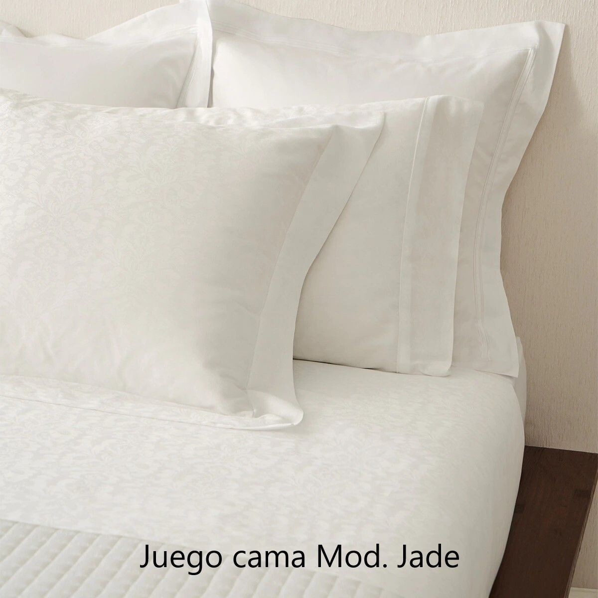 Juego de sábanas con bajera y estampado ornamental blanco en jacquard. 180  cm