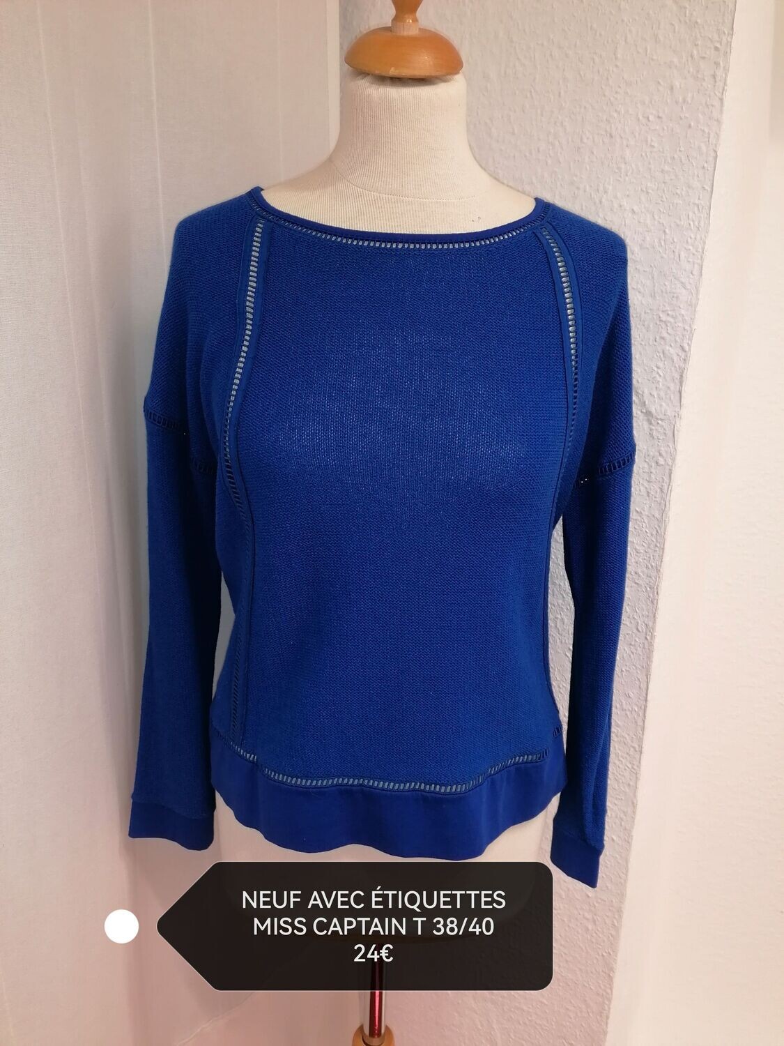 HAUT BLEU NEUF AVEC ETIQUETTE MISS CAPTAIN