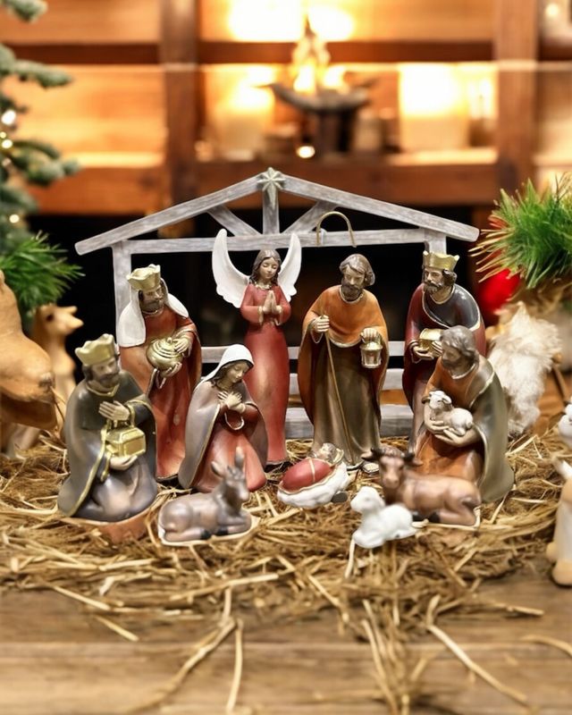 NATIVITY SET AND STABLE COLOURED - 11PCS