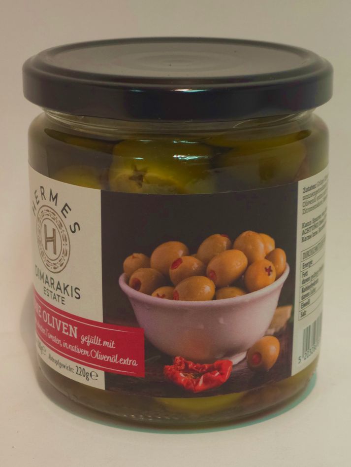 Grüne Oliven gefüllt mit sonnengetrockneten Tomaten in nativem Olivenöl extra