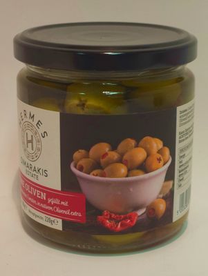 Grüne Oliven gefüllt mit sonnengetrockneten Tomaten in nativem Olivenöl extra