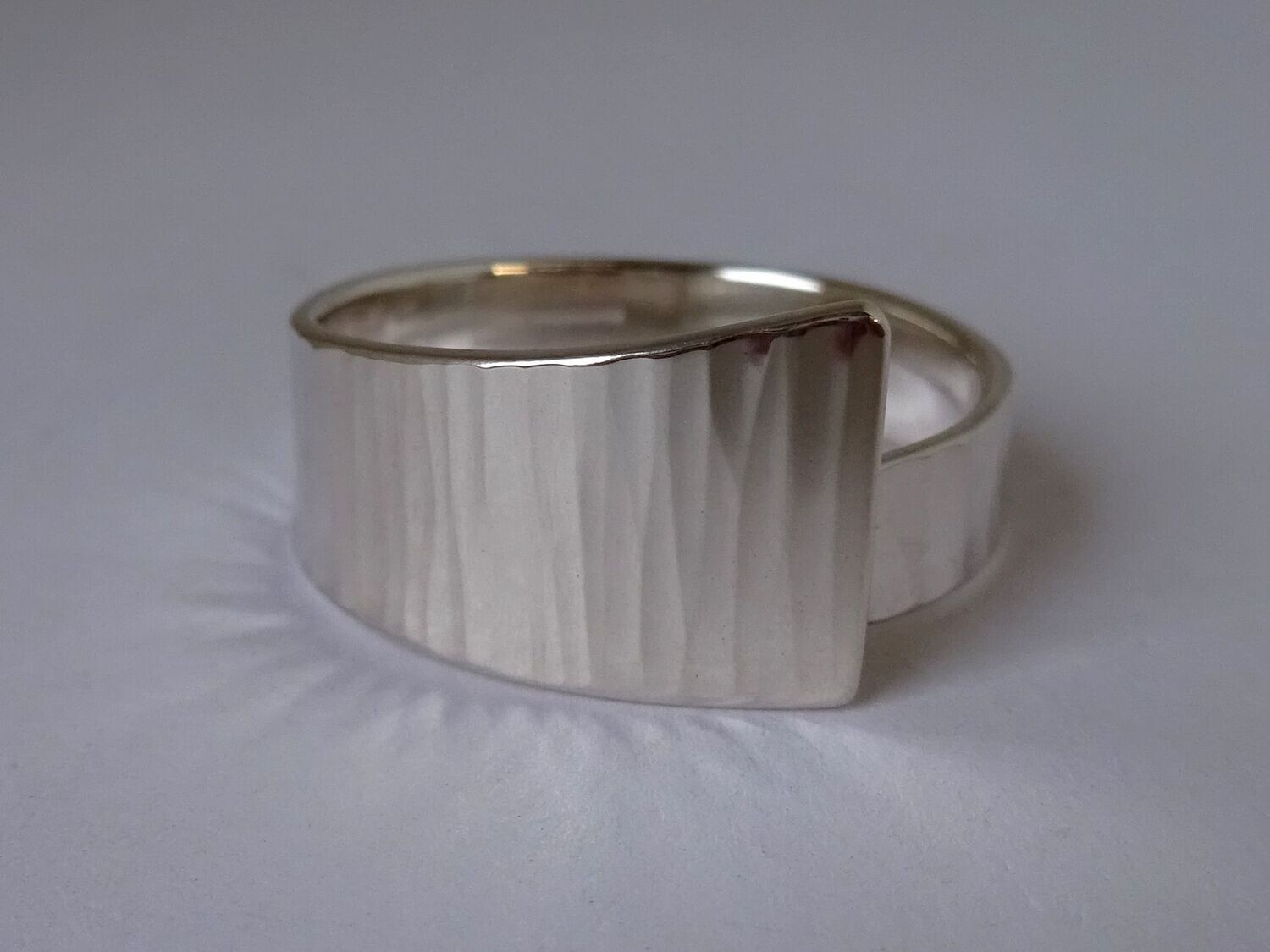 Brede ring van gehamerd zilver (2001)