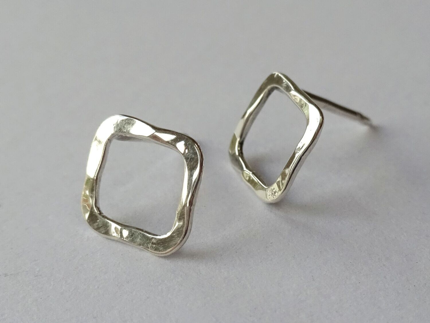 Vierkante open oorbellen van gehamerd zilver (1002)