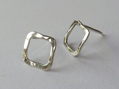 Vierkante open oorbellen van gehamerd zilver (1002)