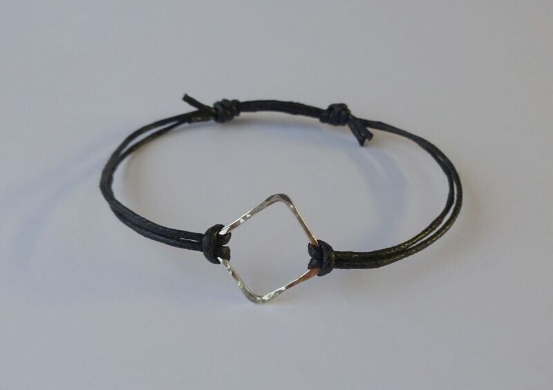 Armbandje met 1 open vierkant aan een veter (4001)