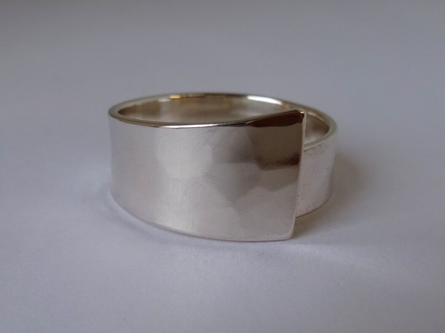 Brede ring van gehamerd zilver (2005)