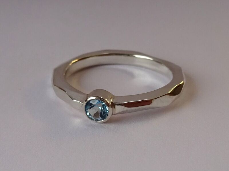 Zilveren ring "ijs" met topaas (2010)