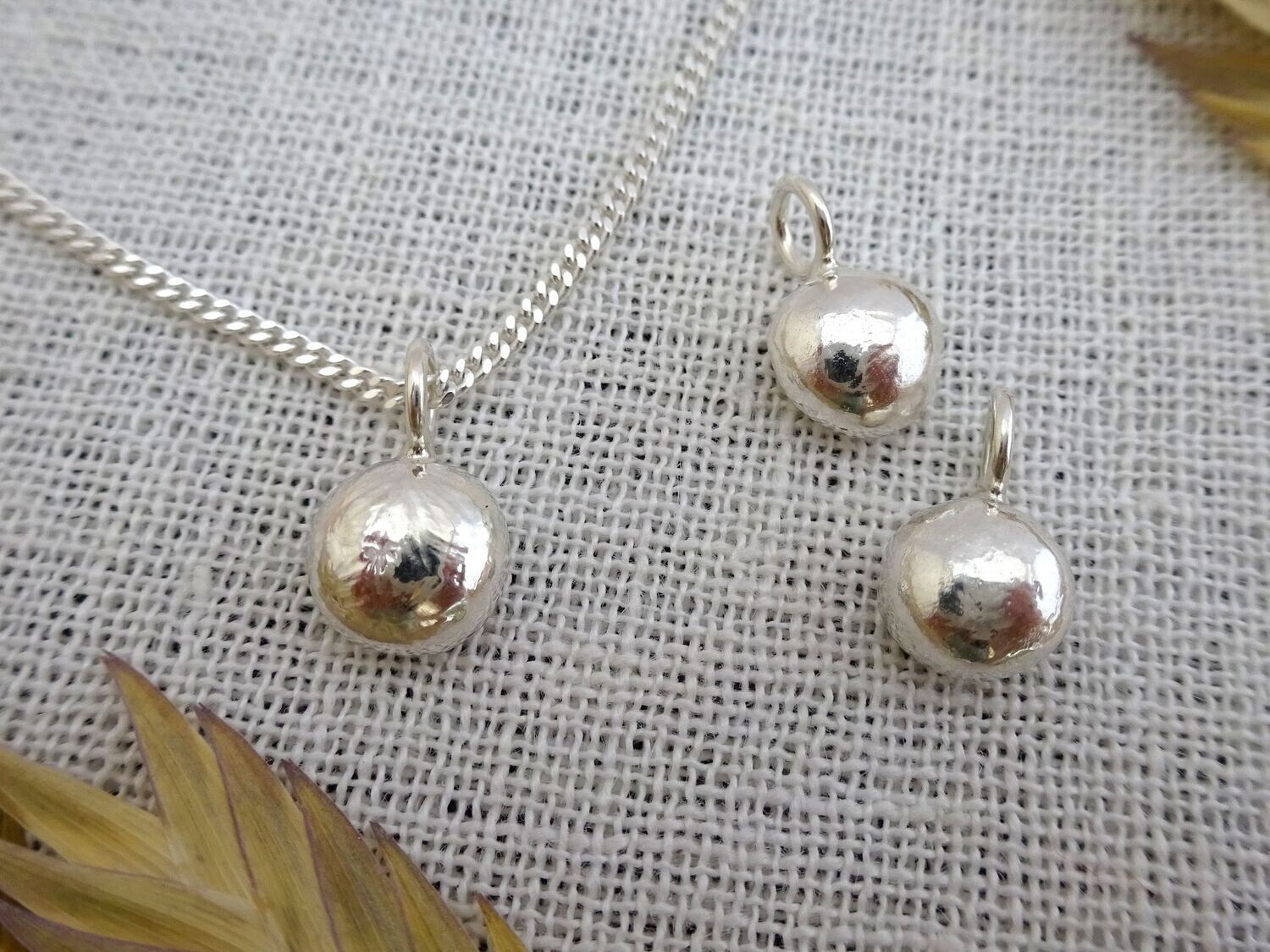 Hangertje van bolletje gesmolten zilver (3008)