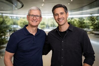 Tim Cook Steps Down as a New Chapter Begins for Apple 📱