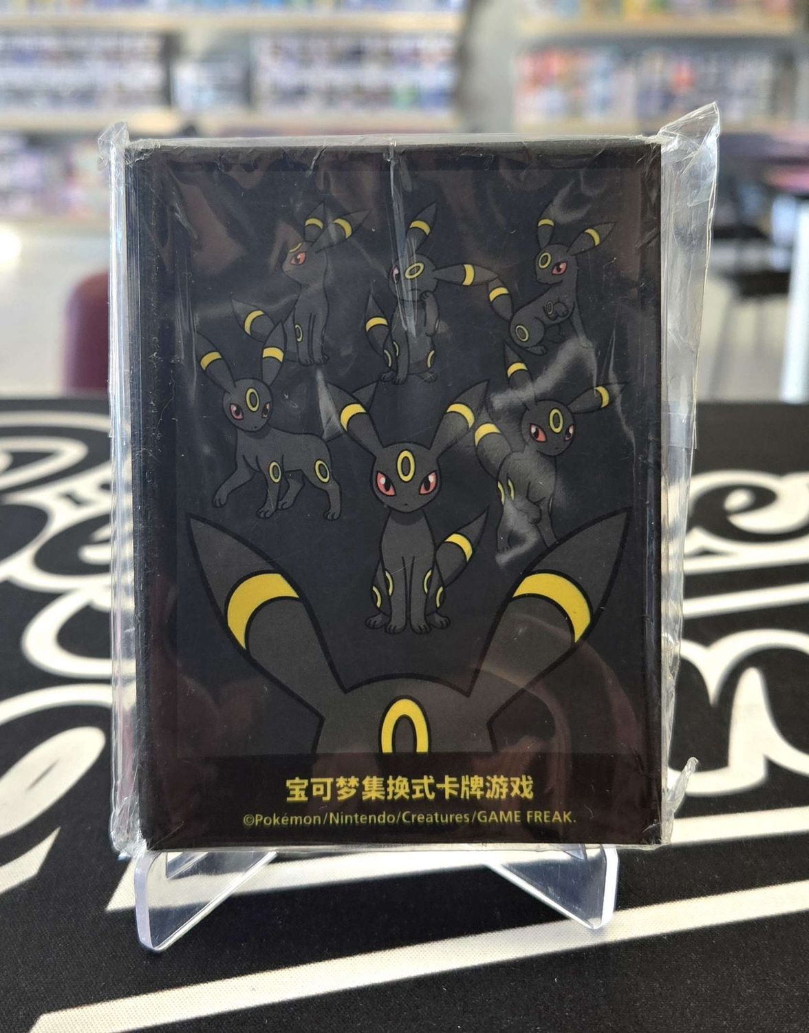 Pokémon - Simplified Chinese Sleeves - 65ct, Model: Umbreon