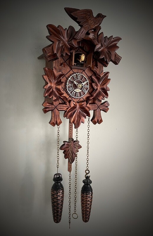 Schwarzwälder Kuckucksuhr geschnitzt
