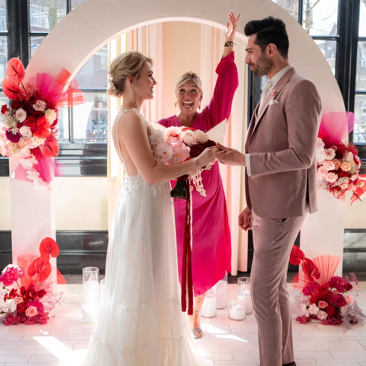 Grote witte backdrop boog