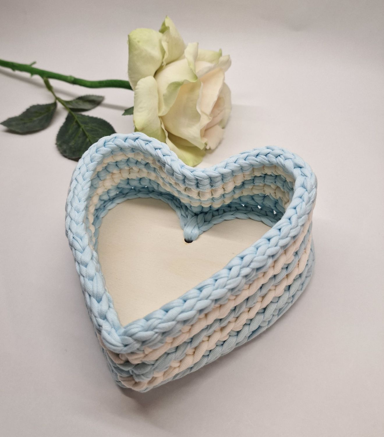 Valentinstag-Herzbox gehäkelt aus Wolle mit Holz-Boden - Romantisches Geschenk