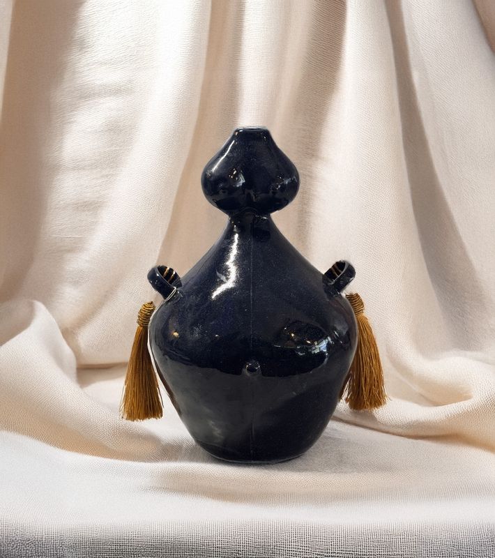 EMBODY VASE