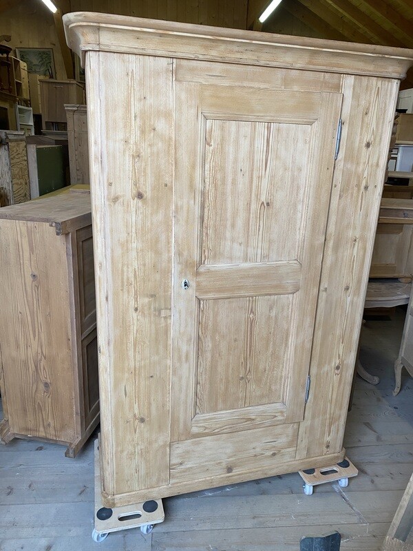 Armoire bernois en sapin sablé