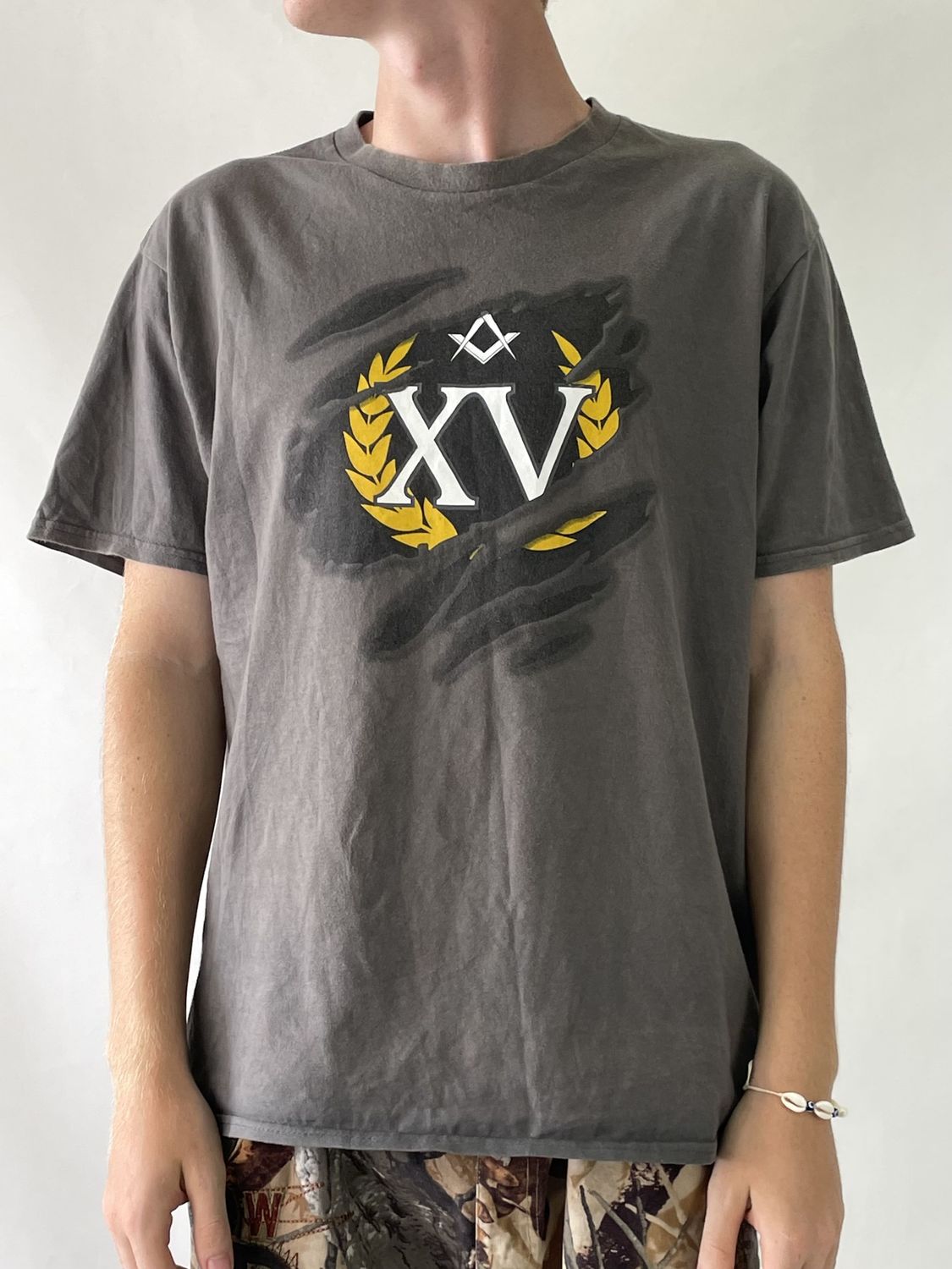 T-shirt z nadrukiem &#39;XV&#39; (L)