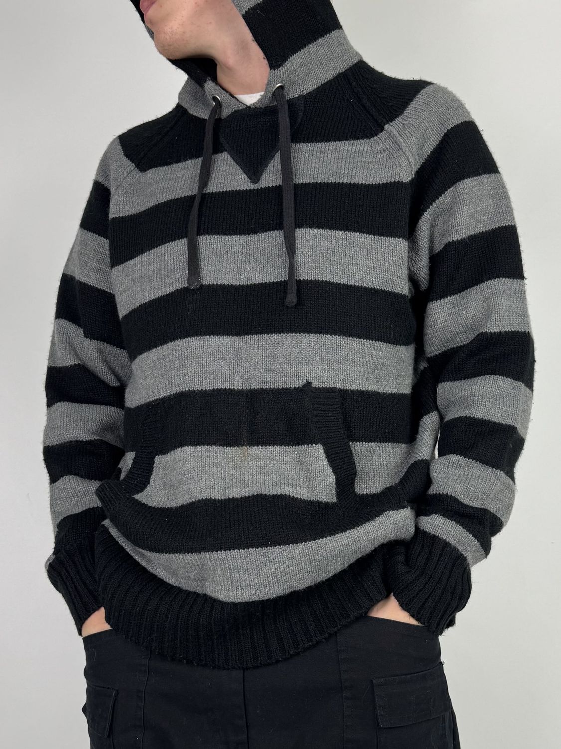 Sweter z kapturem (L)