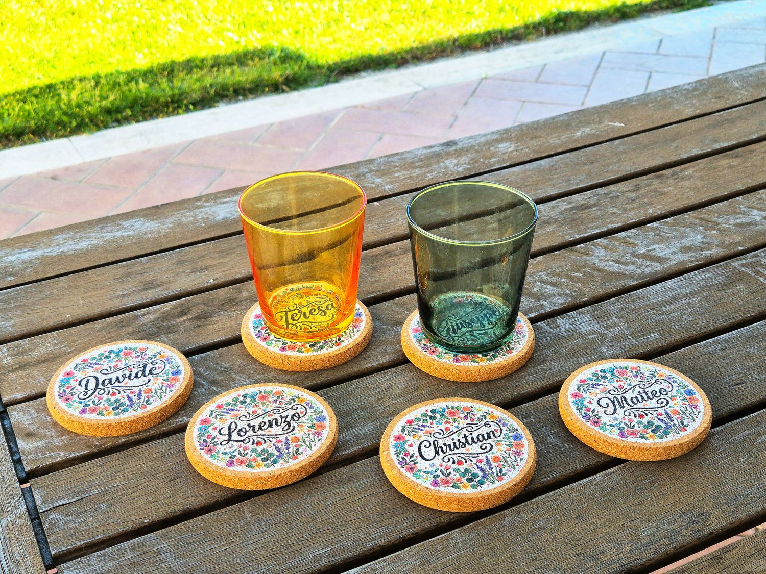Cork coaster with personalized color decoration