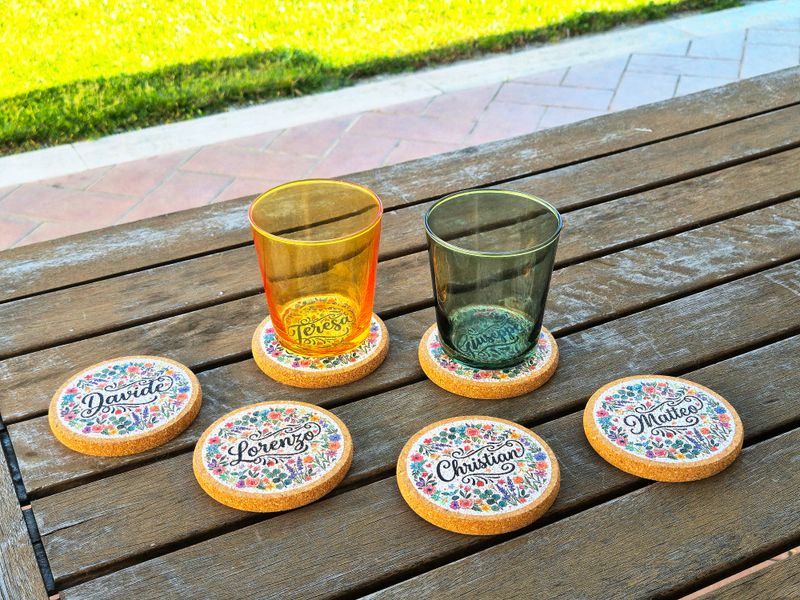 Cork coaster with personalized color decoration