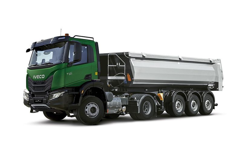 Camion à benne pour transport et déchargement