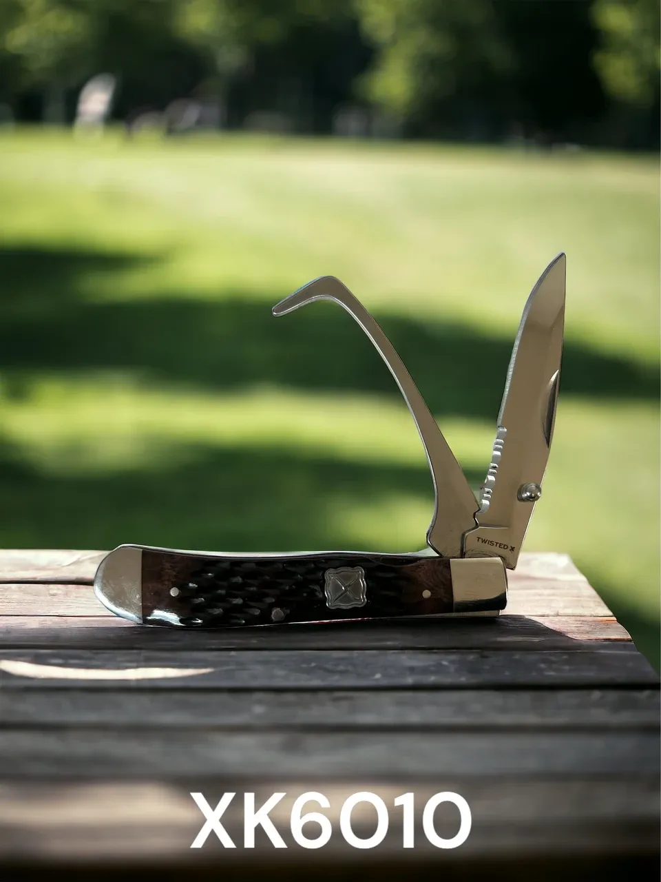 Twisted X Knife Serrated with Hoof Pick