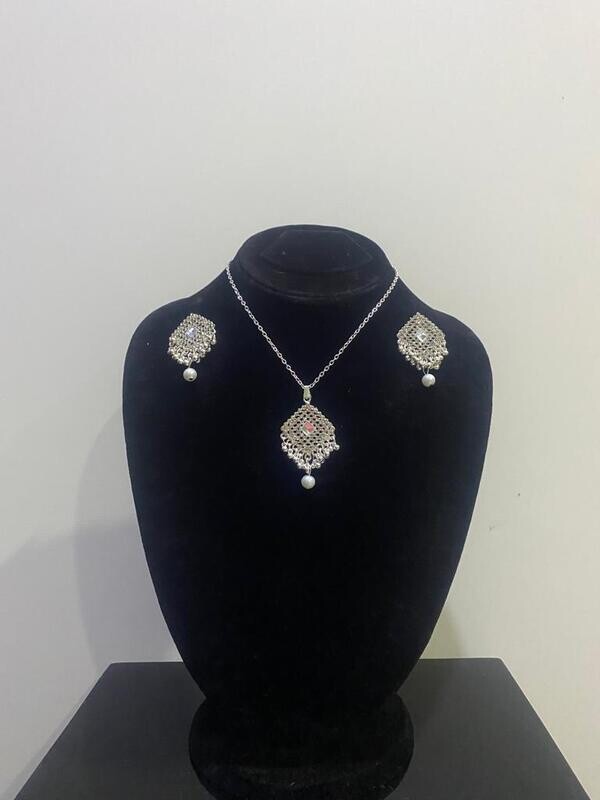 Necklace and earrings with fancy jewellery box