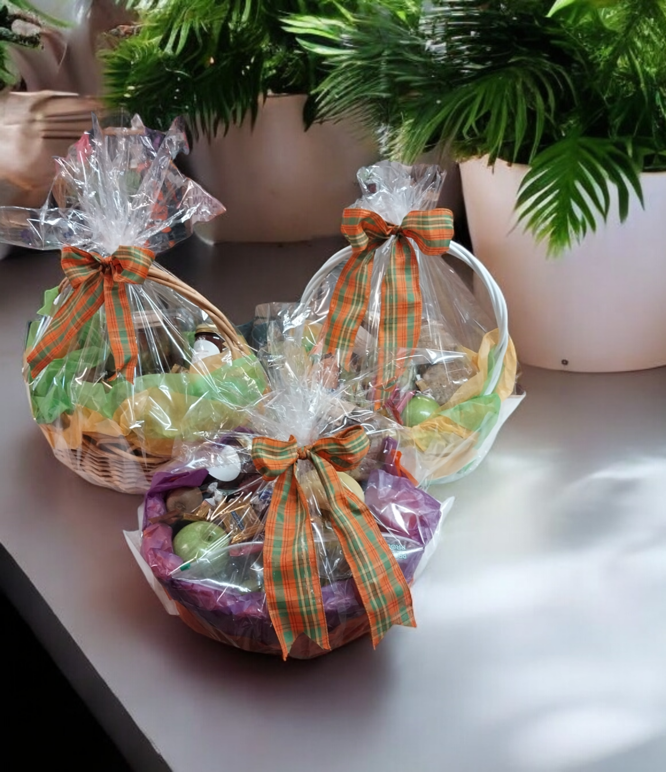 Fruit/baked goods/chocolate basket (med)