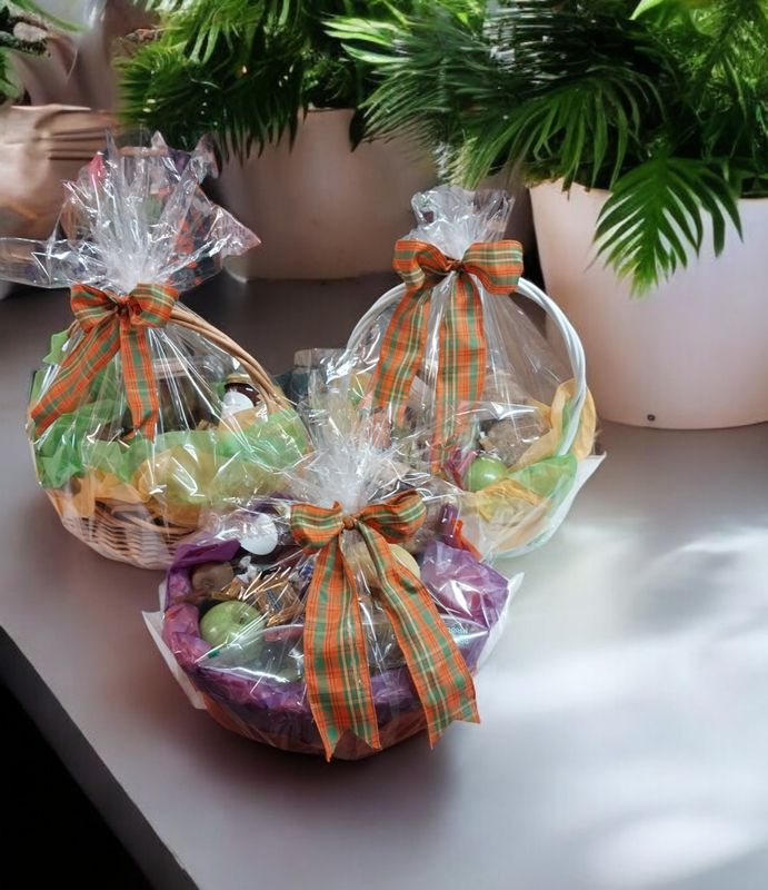 Fruit/baked goods/chocolate basket (small)
