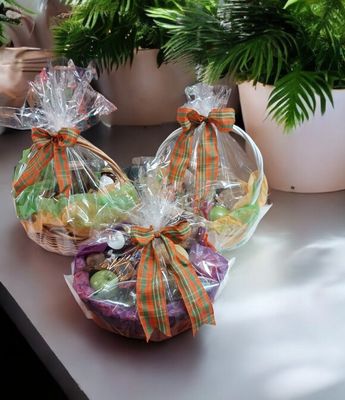 Fruit/baked goods/chocolate basket (med)