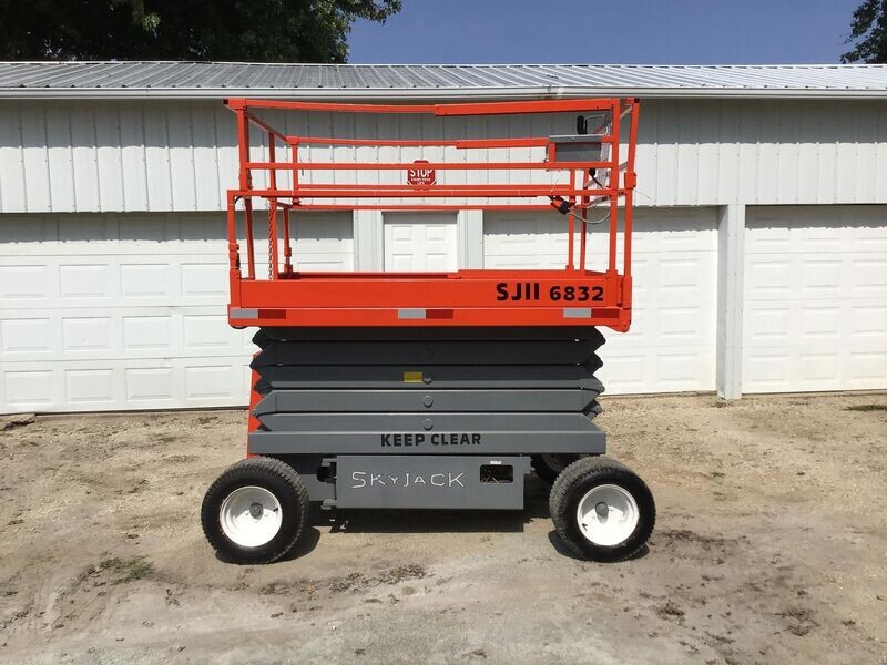 6832 SKYJACK Scissor Lift