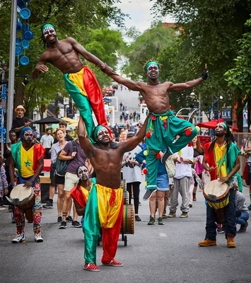 Parades, clowns et échassiers
