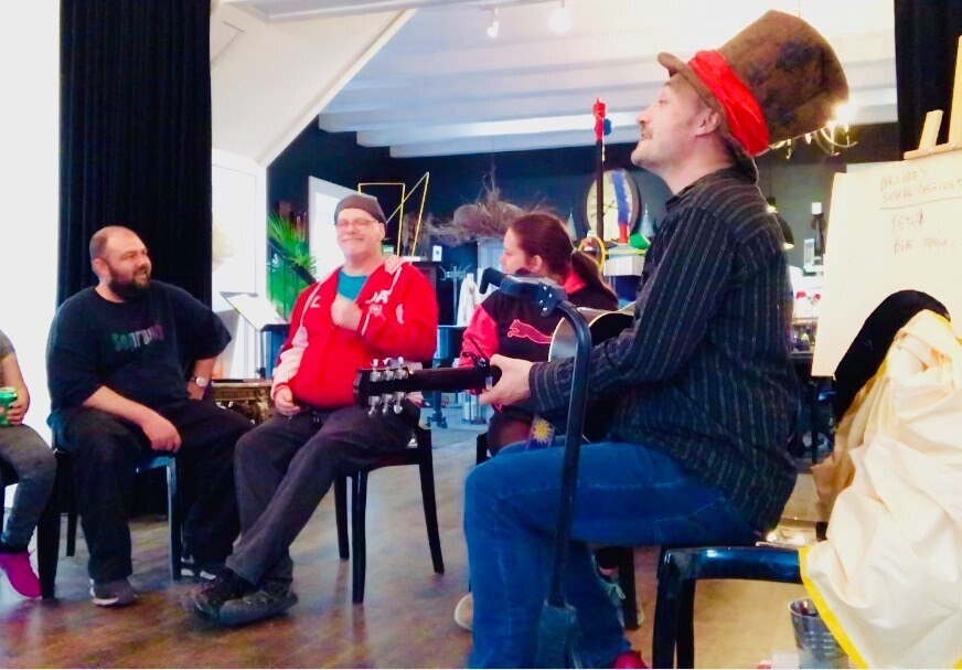 🎶 Chanter pour s’exprimer – Un atelier inclusif avec Mathieu Mathieu ! 🎤✨​