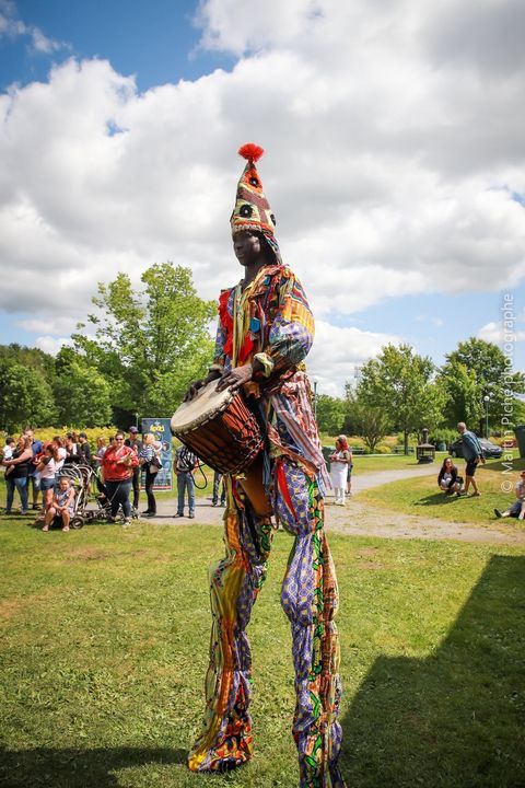L’Échassier Mamadou– L’Artiste aux Mille Talents ! 🎪🥁