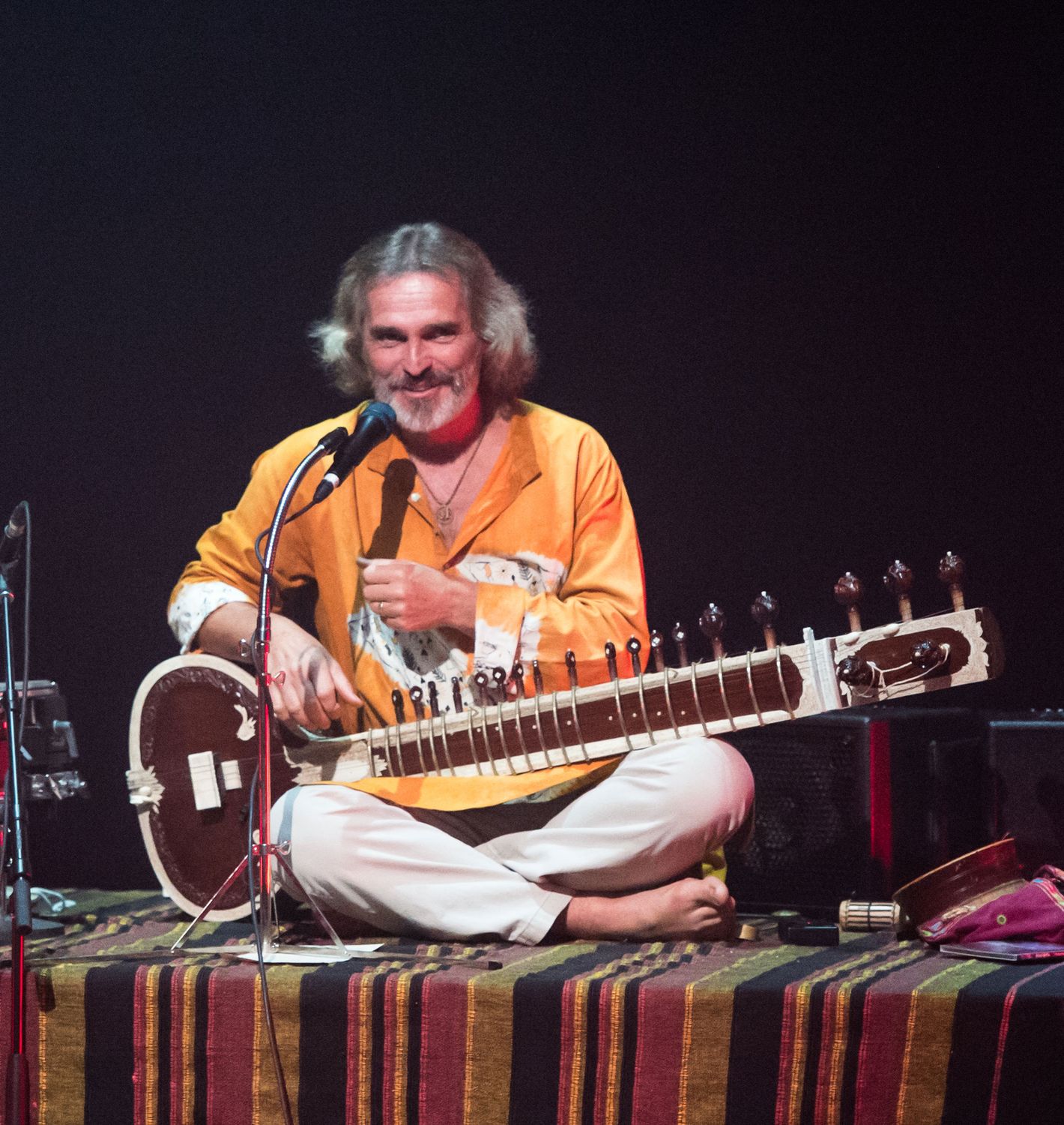 Atelier Musique de l’Inde avec Uwe Neumann : Plongez dans l’Harmonie des Ragas et des Rythmes Ancestraux !