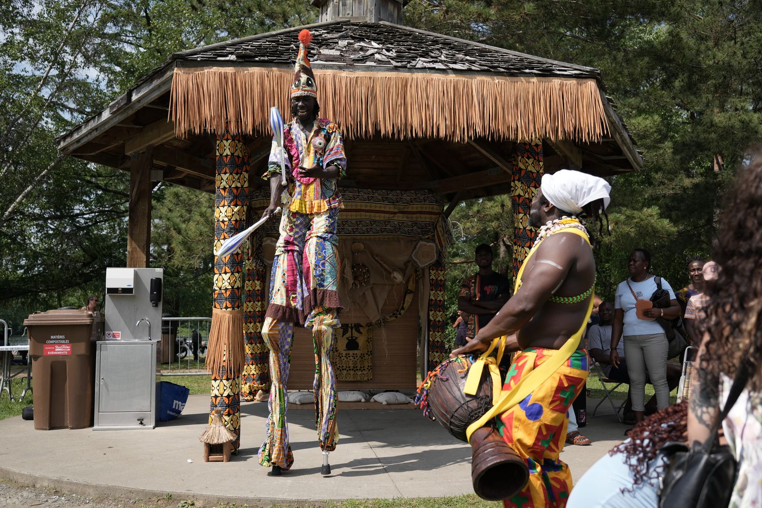 L’Échassier Mamadou– L’Artiste aux Mille Talents ! 🎪🥁