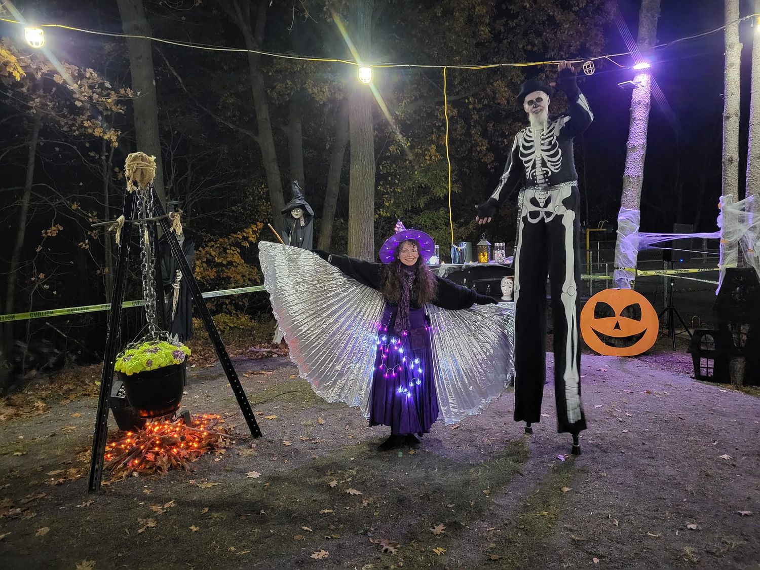 Le Magicien de la Nuit avec la Sorcière Lumineuse