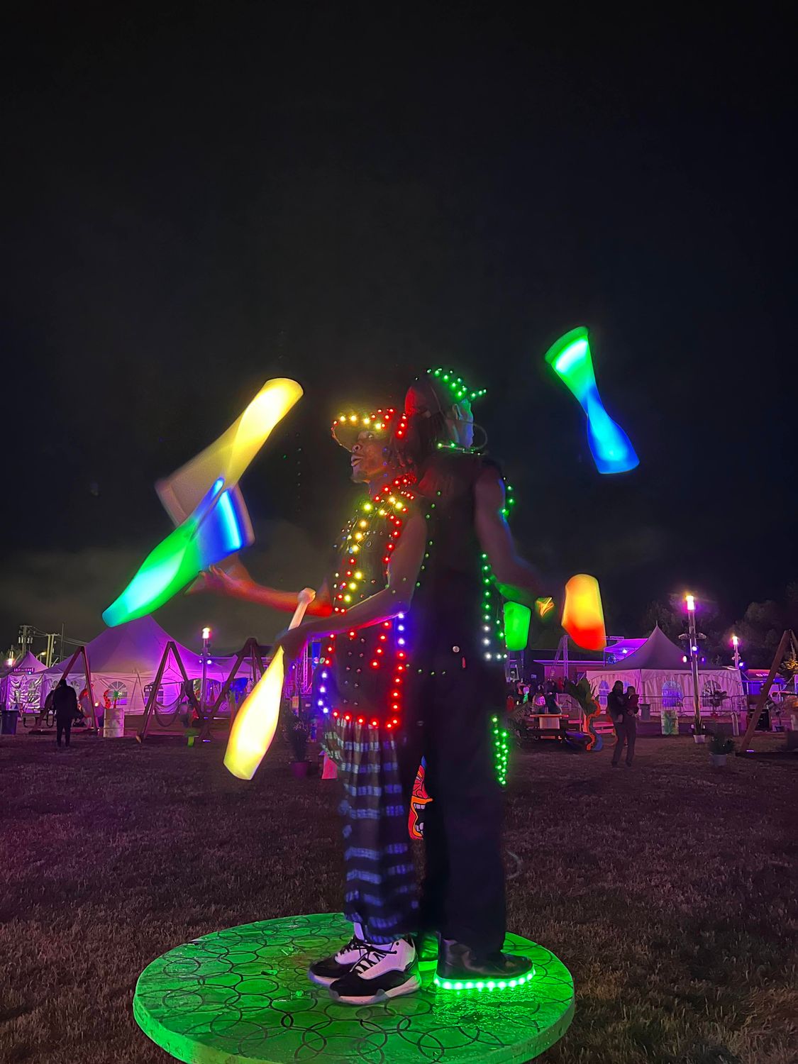 🎪 Luminous Juggling – A Captivating Act Under the Stars!