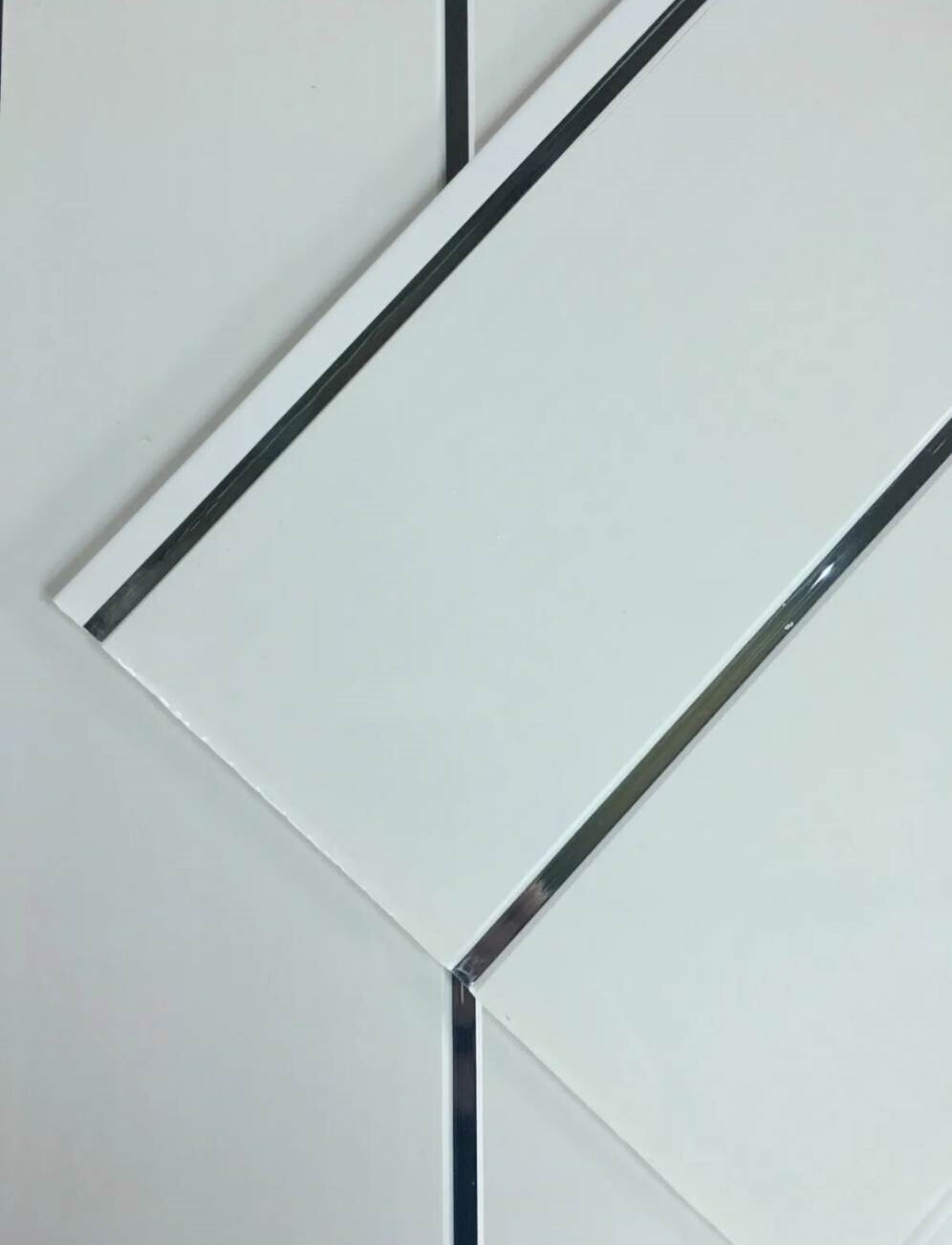 GLOSS WHITE WITH SILVER V STRIPS (250MM pack of 5)