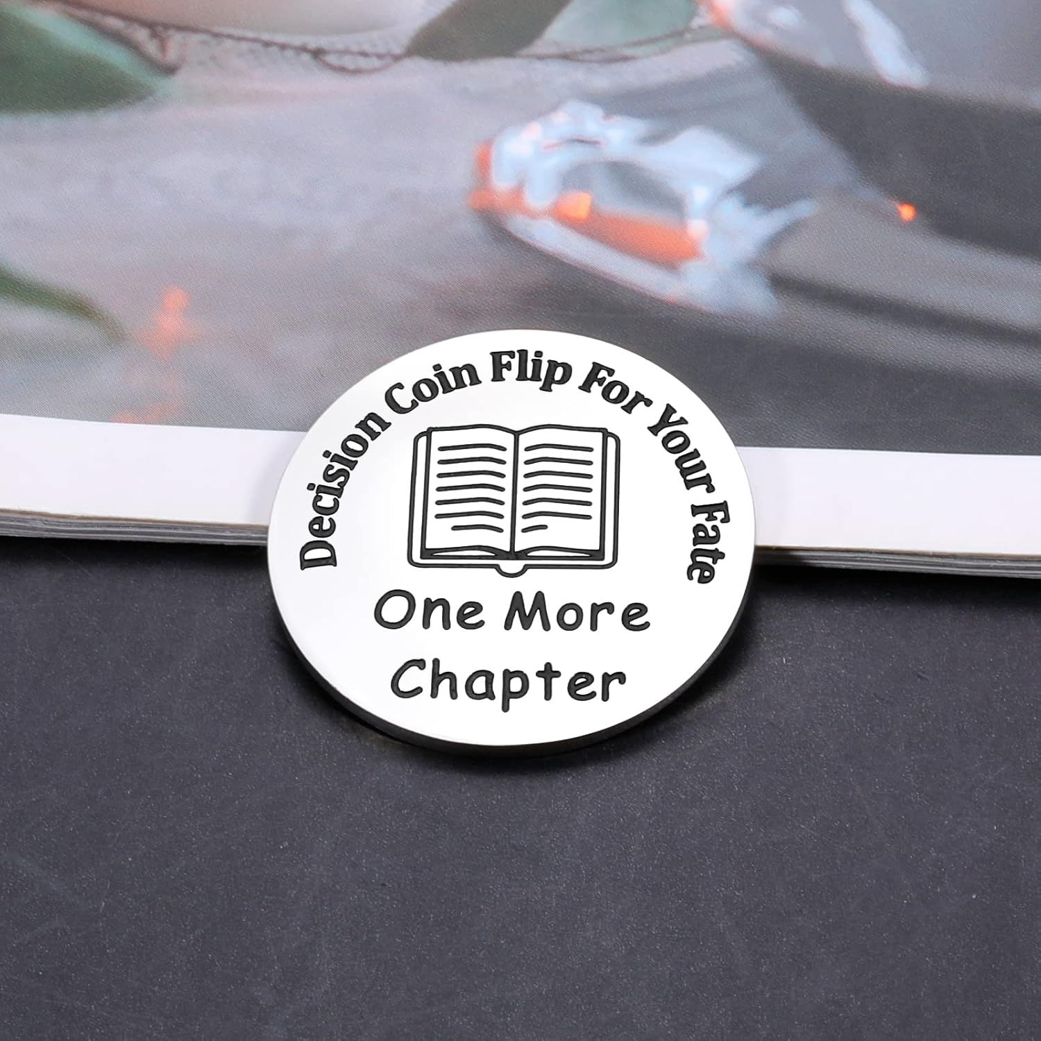 Moneda de Decisión “Flip for Your Fate” |  “One More Chapter / Go to Bed” – Doble Cara