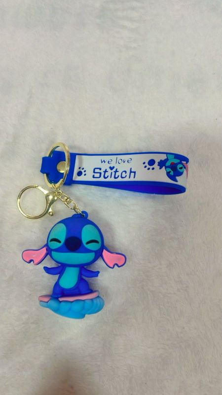 Llavero stitch surfeando