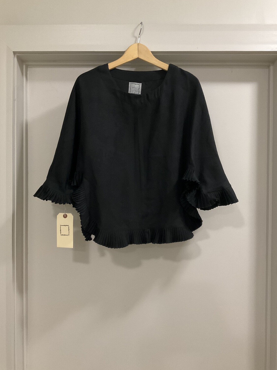BLACK SHORT CAPE