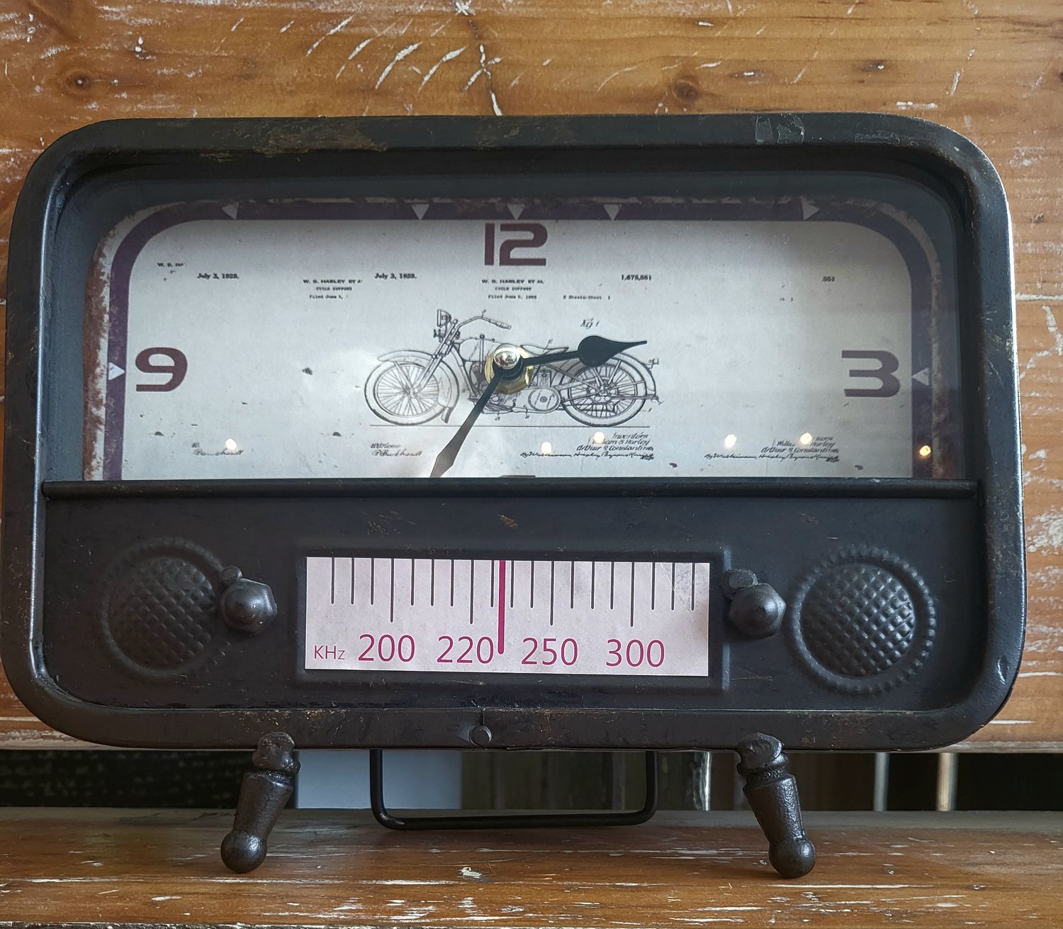 Clock -Vintage Radio