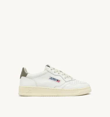 Autry Herren Sneaker Medalist Low aus Leder in Weiß und Covert Green AULM LL77