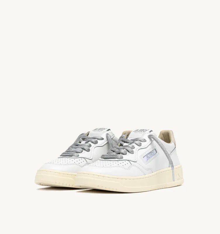 Autry Sneaker Medalist Low aus Leder in Weiß und Lurex-Details in Silber AULW-SW02